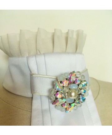 broche strass et perles